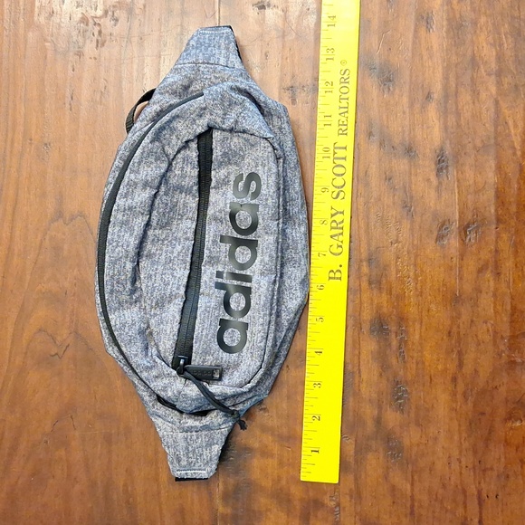 ✨️ Adidas Lumbar/Fanny Pack. Gray and black. - Picture 8 of 8